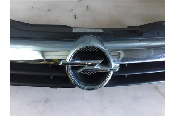 Recambio de rejilla capo para opel astra h berlina 1.7 cdti referencia OEM IAM 13241967 13241961 