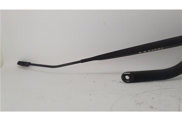 Recambio de brazo limpiaparabrisas delantero derecho para renault grand scénic ii (jm0/1_) 1.9 dci (jm14) referencia OEM IAM 820