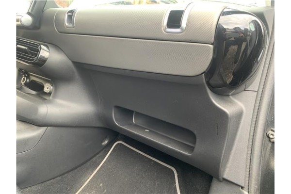 Recambio de salpicadero para citroen c4 cactus 1.5 business class referencia OEM IAM 16117992BV  