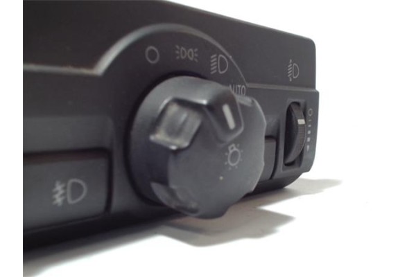 Recambio de mando de luces para land rover freelander (lr2) 2.2 td4 referencia OEM IAM 6G9N13A024HE 04066244 