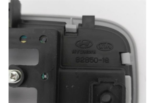Recambio de luz delantero central techo para kia rio (jb) 1.4 16v referencia OEM IAM 928501G000LX 828501G 