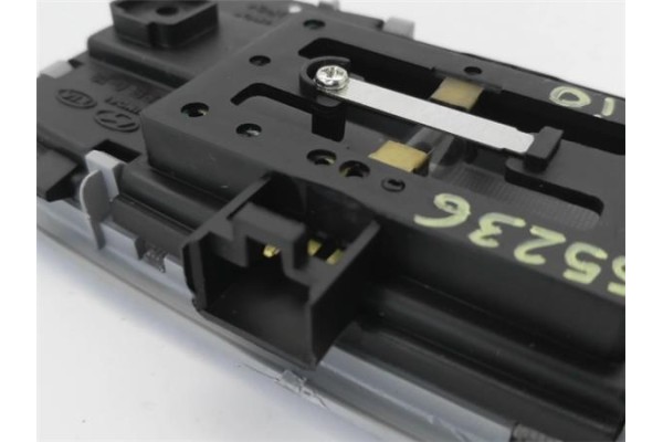 Recambio de luz trasero central techo para kia rio (jb) 1.4 16v referencia OEM IAM 928501G000LX 828501G 