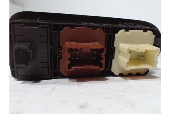 Recambio de mando elevalunas para dacia duster i 1.5 sl trotamundos 4x4 referencia OEM IAM   
