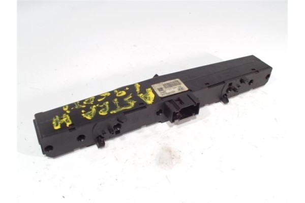 Recambio de interruptor luces emergencia para opel astra h berlina 1.8 sport referencia OEM IAM 13100107 03758070 