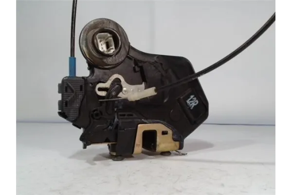 Recambio de cierre electromagnetico trasero derecho para toyota corolla verso (r1) 1.8 sol referencia OEM IAM 690500F011  