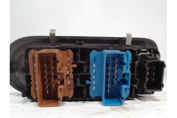 Recambio de mando elevalunas para renault clio iii 1.5 dci (br17, cr17) referencia OEM IAM 8200356541  
