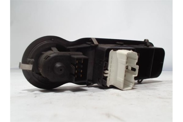 Recambio de mando elevalunas para renault modus i 1.5 pack dynamique referencia OEM IAM 8200277630  
