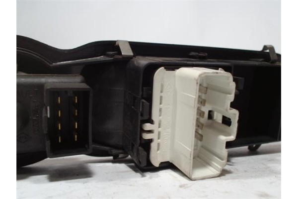 Recambio de mando elevalunas para renault modus i 1.5 pack dynamique referencia OEM IAM 8200277630  