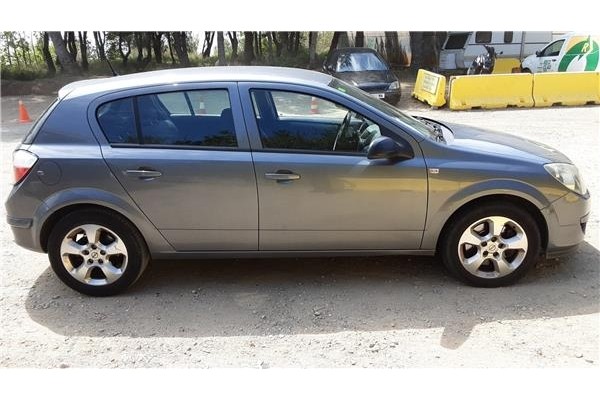 opel astra h berlina (2004) del año 