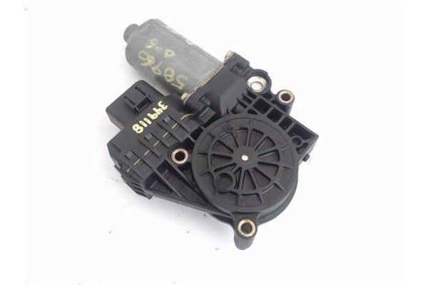 Recambio de motor elevalunas delantero izquierdo para audi a6 avant (4b5) 2.8 quattro referencia OEM IAM 0130821775  