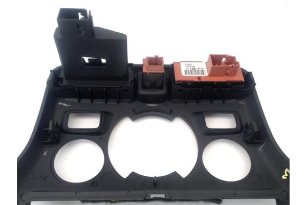 Recambio de embellecedor consola central para citroen c3 picasso 1.6 exclusive referencia OEM IAM 823118  