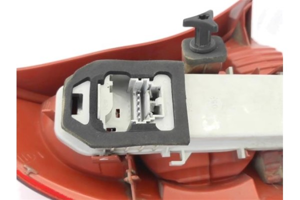 Recambio de piloto trasero derecho para renault clio ii fase ii (b/cb0) 1.4 authentique referencia OEM IAM X65PH2  