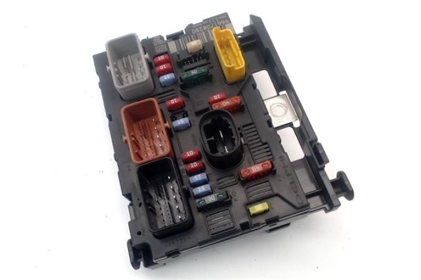 Recambio de caja fusibles/rele para peugeot 207 1.4 referencia OEM IAM 9661708280  