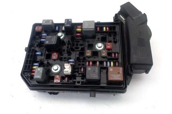 Recambio de caja fusibles/rele para opel astra k berlina 5p 1.6 dynamic referencia OEM IAM 812461952  