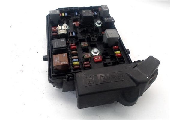Recambio de caja fusibles/rele para opel astra k berlina 5p 1.6 dynamic referencia OEM IAM 812461952  