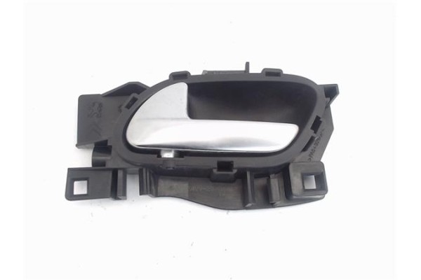 Recambio de manilla int. puerta delantero izquierda para peugeot 208 1.4 active referencia OEM IAM 303966  