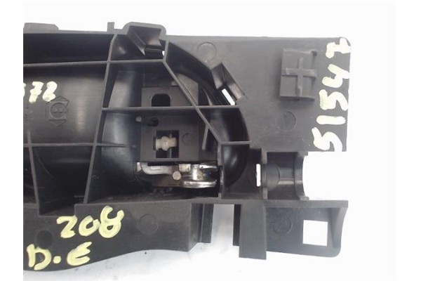 Recambio de manilla int. puerta delantero izquierda para peugeot 208 1.4 active referencia OEM IAM 303966  