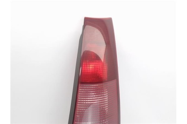 Recambio de piloto trasero derecho para fiat i punto (176) berlina 1.7 td referencia OEM IAM 464010820 36500748 