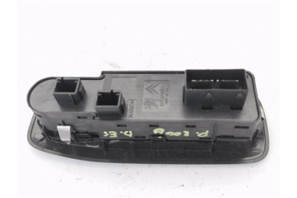 Recambio de mando elevalunas delantero izquierdo para peugeot 2008 1.2 access referencia OEM IAM 98242539ZD  