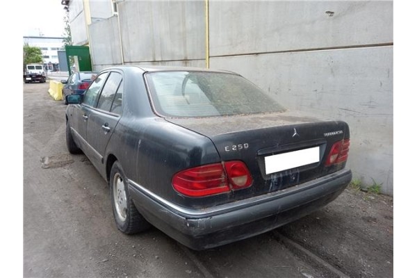 mercedes-benz clase e (bm 210) berlina del año 2010