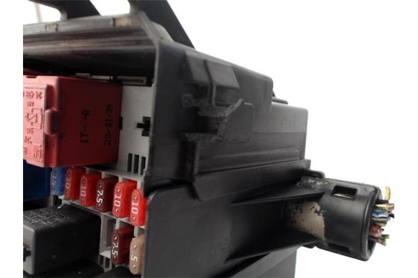 Recambio de caja fusibles/rele para opel corsa d 1.0 catch me referencia OEM IAM 13292736  