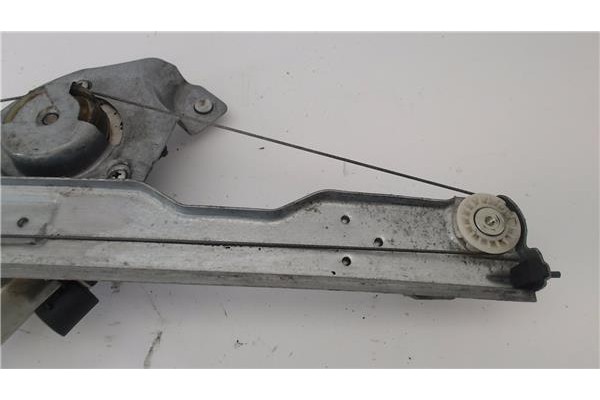 Recambio de elevalunas electrico delantero derecho para dacia sandero i 1.4 referencia OEM IAM 8200733828  