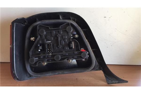 Recambio de piloto trasero derecho para bmw serie 3 touring (e36) 1.8 318i referencia OEM IAM 266185R  