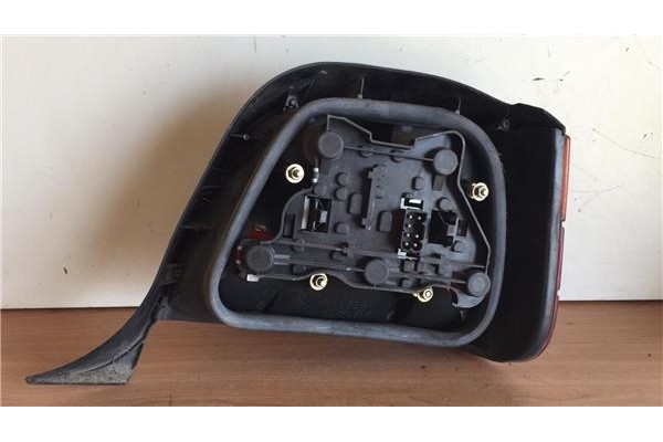 Recambio de piloto trasero izquierdo para bmw serie 3 touring (e36) 1.8 318i referencia OEM IAM 266187L  