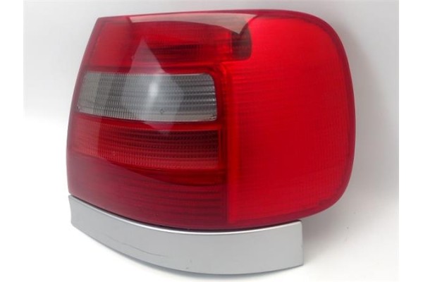 Recambio de piloto trasero derecho para audi a4 berlina (b5) 2.8 referencia OEM IAM 8D0945112D  