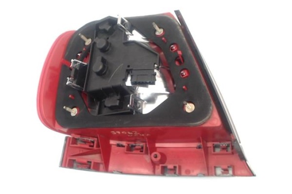 Recambio de piloto trasero derecho para audi a4 berlina (b5) 2.8 referencia OEM IAM 8D0945112D  