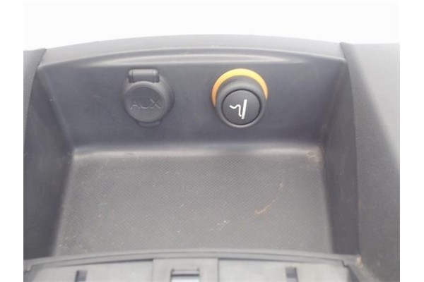 Recambio de embellecedor consola central para citroen c4 berlina 1.6 exclusive referencia OEM IAM 9688975177 00080245 
