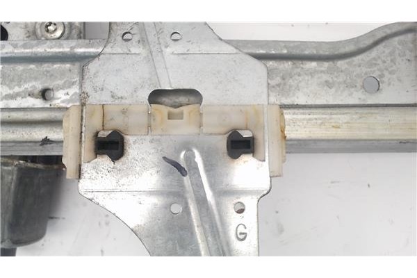 Recambio de mecanismo elevalunas delantero izquierdo para peugeot 208 referencia OEM IAM 9806081880  
