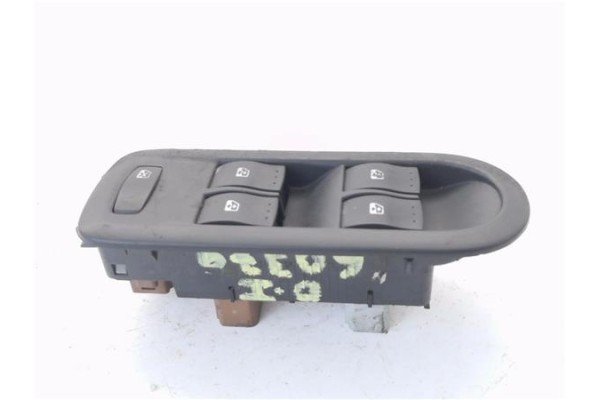 Recambio de mando elevalunas delantero izquierdo para renault megane ii ranchera familiar (km0/1_) 1.5 dci referencia OEM IAM 82