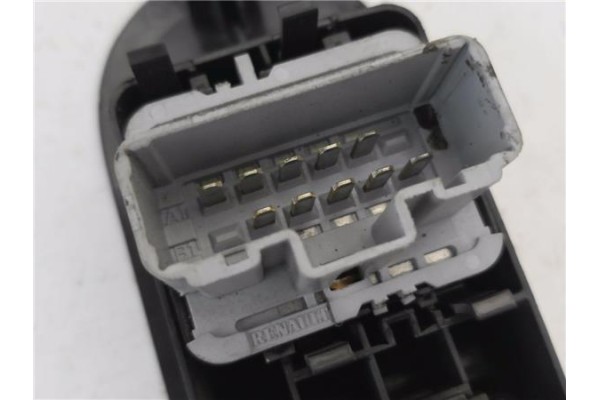 Recambio de mando elevalunas delantero izquierdo para renault megane ii ranchera familiar (km0/1_) 1.5 dci referencia OEM IAM 82