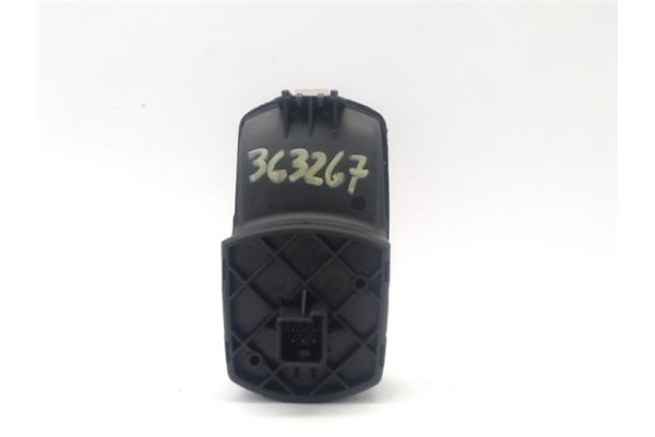 Recambio de botonera puerta delantero derecha para opel corsa d 1.3 cdti referencia OEM IAM 13189333  