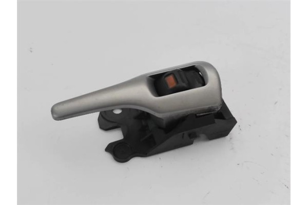 Recambio de manilla int. puerta trasero izquierda para toyota auris (e15) 2.0 d-4d referencia OEM IAM 6920602120B1  