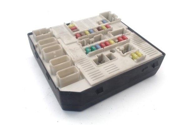 Recambio de caja fusibles/rele para renault megane iii berlina 5p 1.5 expression referencia OEM IAM 284B60009R  
