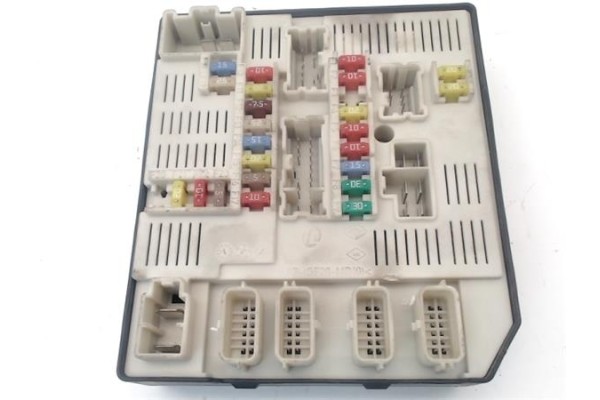 Recambio de caja fusibles/rele para renault megane iii berlina 5p 1.5 expression referencia OEM IAM 284B60009R  