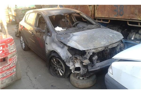 opel astra j berlina 5p del año 2010