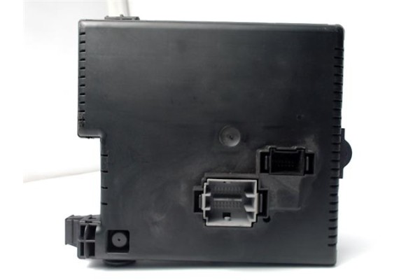 Recambio de caja fusibles/rele para volvo s60 berlina 2.4 referencia OEM IAM 8676391 12217799 