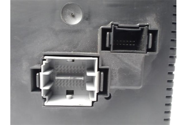 Recambio de caja fusibles/rele para volvo s60 berlina 2.4 referencia OEM IAM 8676391 12217799 
