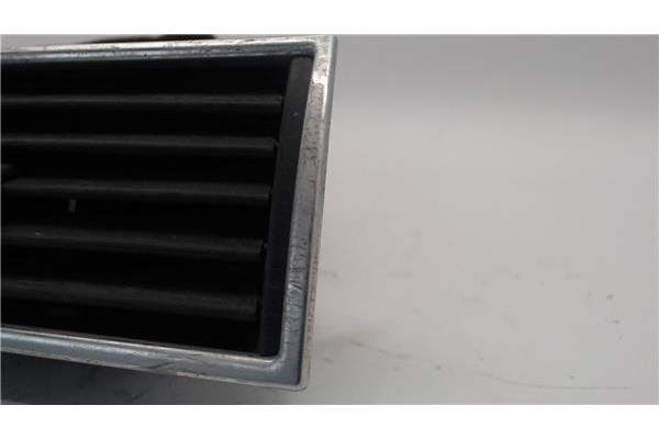 Recambio de rejilla entrada de aire para audi a6 avant (4f5) 2.8 fsi referencia OEM IAM F18209020  