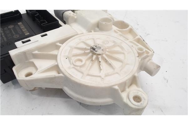 Recambio de motor elevalunas delantero derecho para volkswagen golf v plus (5m1) 2.0 tdi 16v referencia OEM IAM 130822229  