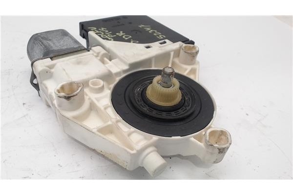 Recambio de motor elevalunas delantero derecho para volkswagen golf v plus (5m1) 2.0 tdi 16v referencia OEM IAM 130822229  