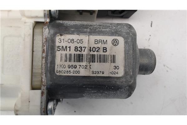 Recambio de motor elevalunas delantero derecho para volkswagen golf v plus (5m1) 2.0 tdi 16v referencia OEM IAM 130822229  