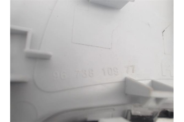 Recambio de luz delantero central techo para peugeot 2008 1.6 hdi referencia OEM IAM 9673810977 1073037 