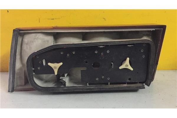 Recambio de piloto trasero derecho para peugeot 505 berlina 1.4 gl referencia OEM IAM    Recambio de piloto trasero derecho para peugeot 505 berlina 1.4 gl referencia OEM IAM