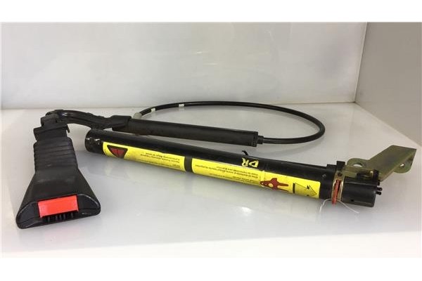 Recambio de anclaje cinturon delantero derecho para opel corsa b (1993) 1.0 i 12v referencia OEM IAM   
