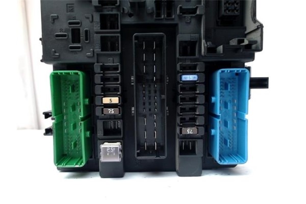 Recambio de caja fusibles/rele para opel astra h berlina 1.7 cdti referencia OEM IAM 13222173 5DK00866933 