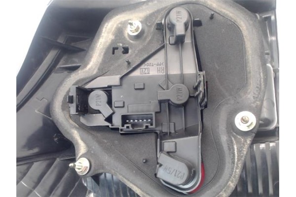 Recambio de piloto trasero derecho para toyota corolla (e12) 2.0 d-4d referencia OEM IAM 8155113610  
